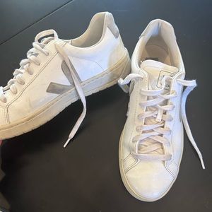 Veja Campo Sneaker in Extra White & Natural Suede